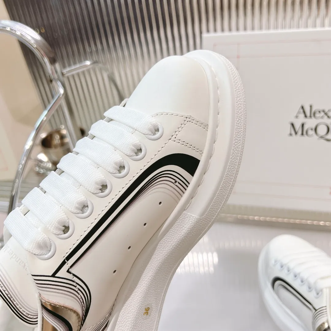 👟👟Ex-factory price 440👟👟 Men's size +10 (high version + 60 men's size plus 10) The latest addition to the counter is the top high-end version of Alexander McQueen·Alexander McQueen 2023 new wide sports shoes, white shoes and casual shoes👟New colors! The rear tail is really unique and pretty, I love it at first sight! 😍Top version! 👍🏻I won’t introduce too much about the style of this shoe. It will never go out of style year after year in spring, summer, autumn and winter. It is a super versatile style and has always been in hot demand. 🔸Upper: original custom-made latest silk cowhide 🔸Inner lining: cowhide foot pads + top-grade highly breathable mesh ��Outsole: the latest original open mold one-to-one precision mold PU vacuum outsole 🔸Female model 34-41 (customized at 34.40.41) 🔸Men's model 38-45 (customized at 38 45)